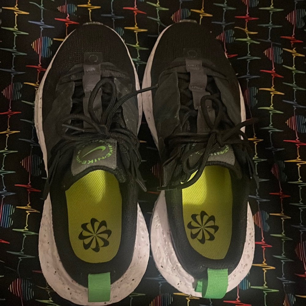 Size 8 womens NIKE